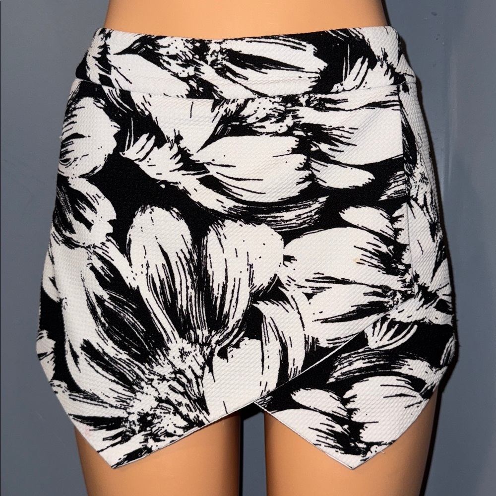 Black and white skort